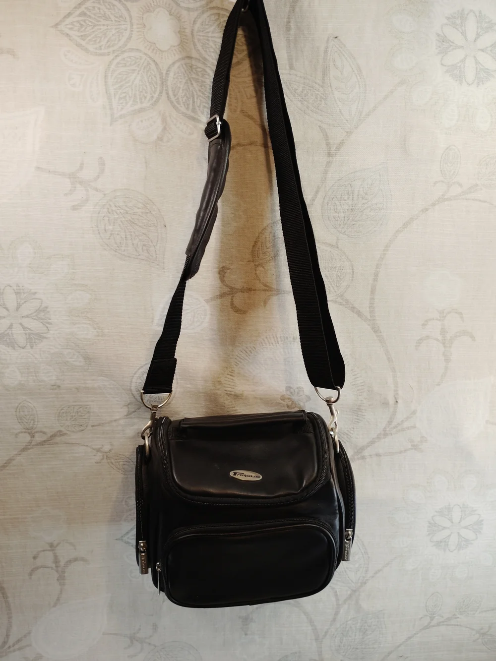 Targus Black Men's Messenger/Crossbody /Camera Bag